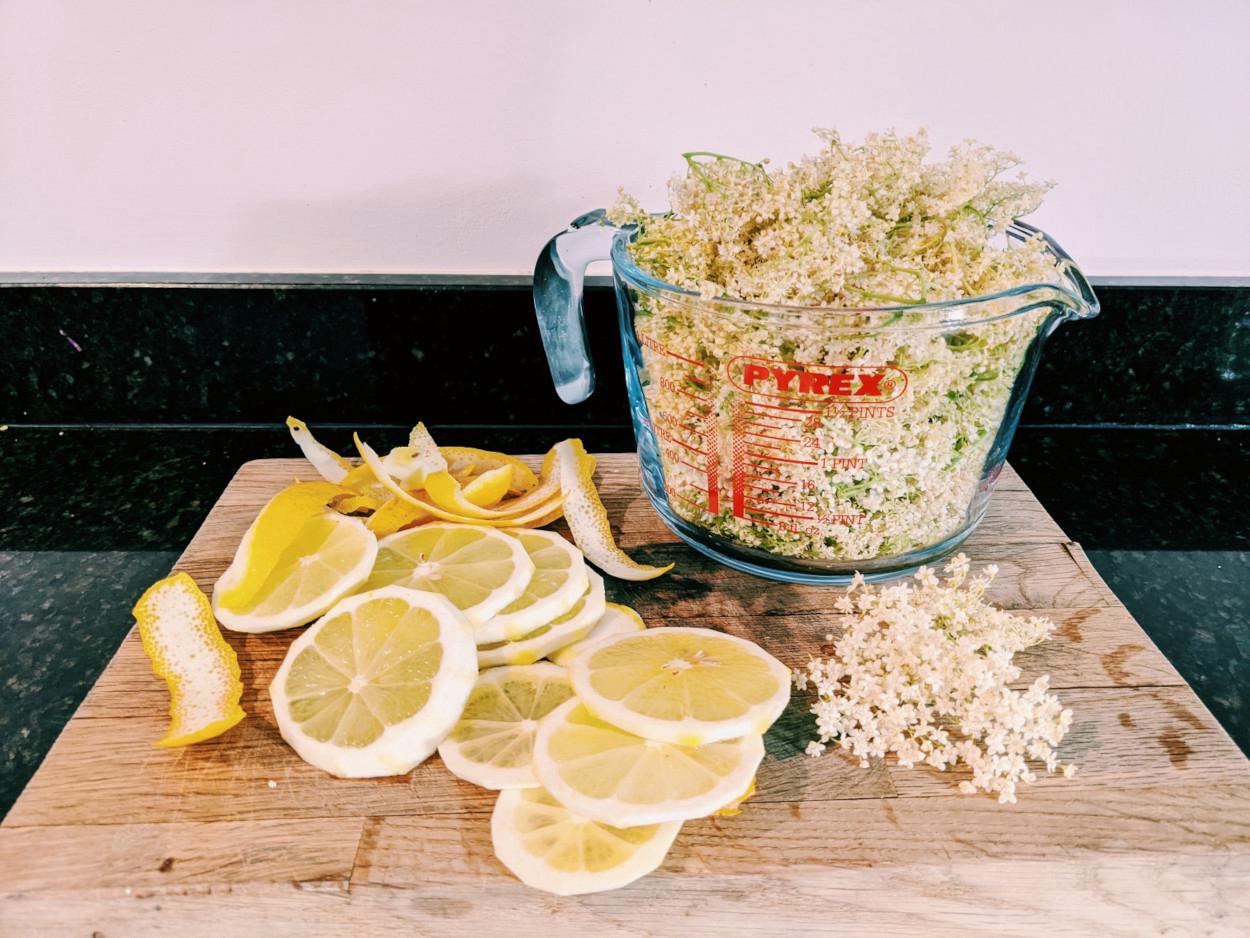 Elderflower heads, lemon peel and slices.